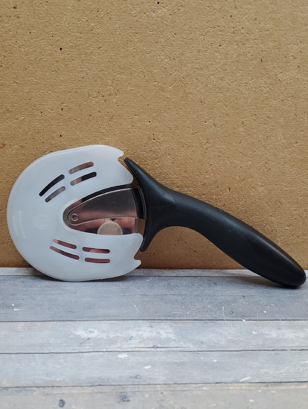 Pampered Chef Pizza Angle Cutter with Cover